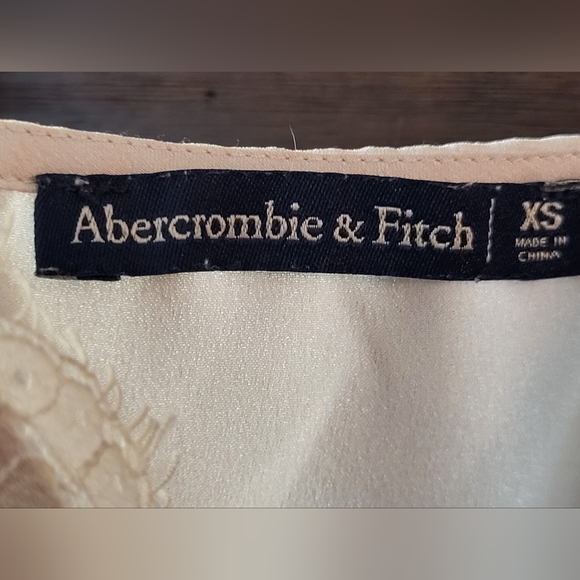 Abercrombie & Fitch Cream Satin Floral Lace V-Neck Sleeveless Bodysuit - Size XS - Picture 4 of 7